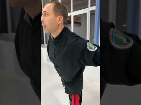 Видео: Упражнение для плоского живота и тонкой талии