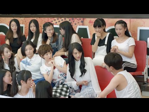 Видео: Популярный мальчик проявлял привязанность в кампусе, а его девушке завидовали девушки.