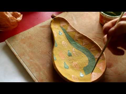 Видео: Мастер-класс по глине. Декорирование ангобами. Груша