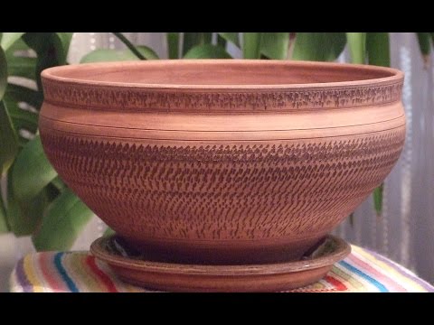 Видео: Лощение и нанесение узора на гончарном круге
