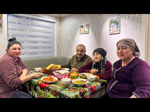 Видео: Бабушка Розa приготовила вкусные блюда и десерты на праздник