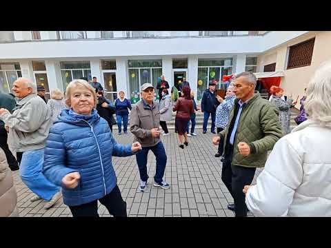 Видео: 5.10.25г... "Не Старят Женщину года"... звучит на Танцполе в Гомельском парке... 