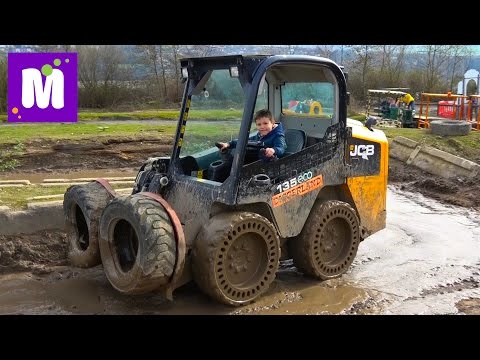 Видео: Макс в 6 лет водит экскаватор / Летаем в ковше в Diggerland Англия