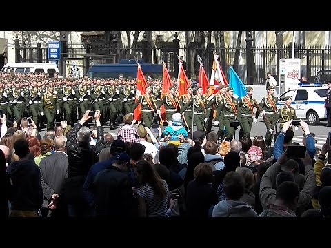 Видео: Парад Победы 2015. Наши солдаты с чувством поют песни на марше перед отъездом. Москва.