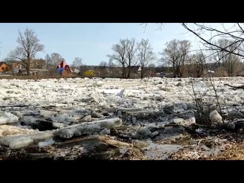 Видео: Затор изо льда на реке Сим в Аше.  Пробивка затора, ледоход.