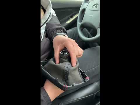 Видео: ЗАМЕНА РУЧКИ  КПП за 5 минут!!! Новая Лада Гранта ФЛ Заводская Изолента 😱🤯