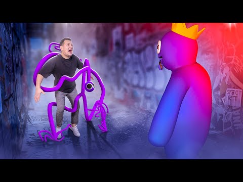 Видео: СИНИЙ Охотится На Меня с Фиолетовым! Радужные друзья роблокс