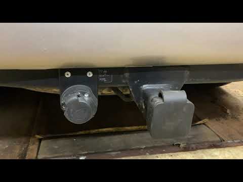 Видео: Розетка Фаркопа Lexus LX470. Отвязываем Стоп-сигнал от поворотников.