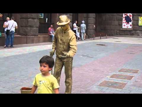 Видео: Живые статуи