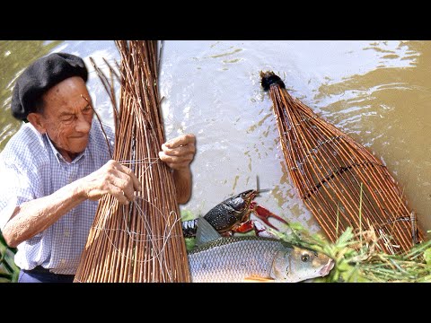 Видео: Самодельная ловушка для речной рыбы. 80 лет ловли рыбы и крабов с помощью лозы