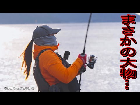 Видео: Когда я ловил пять разных рыб посреди зимы, я неожиданно поймал большую рыбу...