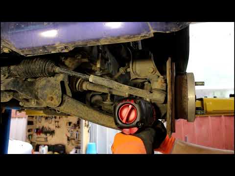 Видео: Замена передних рычагов и втулок стабилизатора на Suzuki Every 0,7  Сузуки Эвери 2001 г