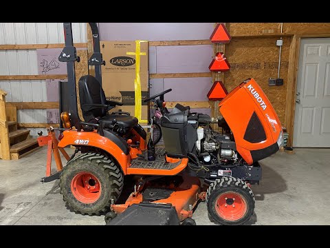 Видео: Замена моторного масла и масла в переднем мосту Kubota BX2380