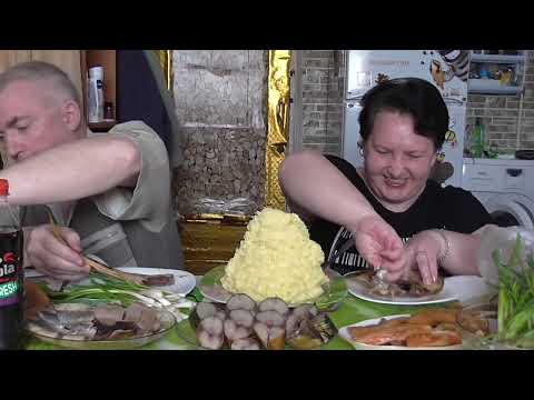 Видео: MUKBANG RUSSIA|ОПЯТЬ и СНОВА  ПЮРЕ и РЫБА|КОПЧЕНЫЕ БРЮШКИ,СКУМБРИЯ,КАМБАЛА и СЕЛЬДЬ|ЗЕЛЕНЫЙ ЛУК