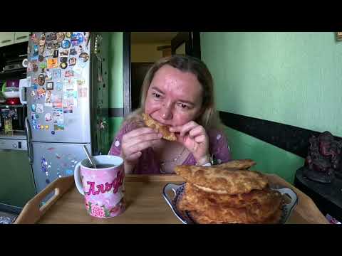 Видео: Чебуреки #mukbang #еда #готовимподомашнему #вкусно #чебурекисмясом 