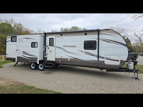 Видео: ПРОДАЕТСЯ - Трехсекционный туристический прицеп Wildwood 31BHIS 2016 года выпуска - 6850 долларов...