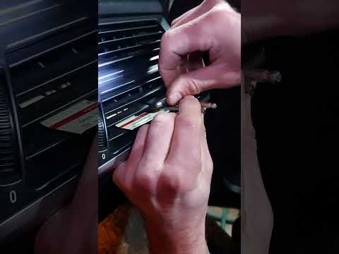 Видео: Установка флажка на дефлектор воздуха на БМВ X5 e70