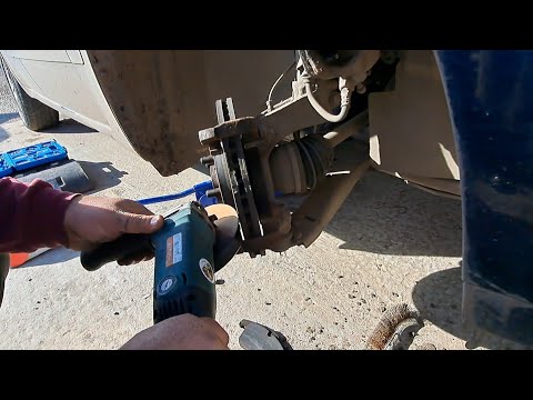 Видео: Замена передних тормозных колодок Ford Galaxy .