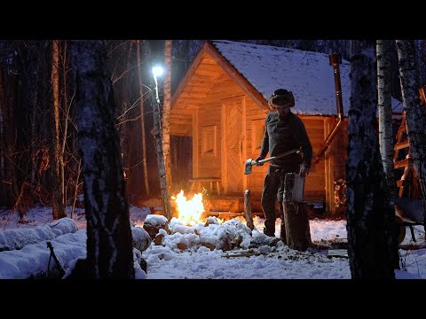 Видео: зимняя ночь в деревенской бревенчатой хижине во время сильного снегопада
