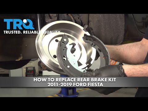 Видео: Как заменить комплект заднего тормоза на Ford Fiesta 2011-2019