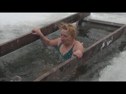 Видео: Народные купания в проруби на Крещение Господне, Коргалжын 19.01.2019