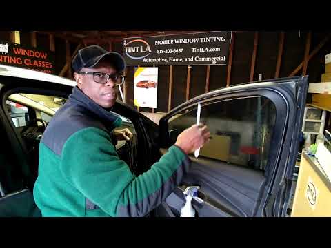 Видео: Самый безопасный способ затонировать окно входной двери для новичков