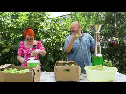 Видео: Соковыжималка VS измельчителя и пресса. Зарубился с тещей как быстро переработать яблоки на сок