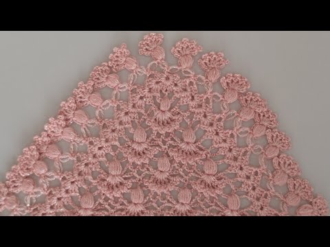 Видео: Как связать треугольную шаль крючком - Легкая шаль крючком, схема шарфа для начинающих