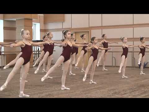 Видео: Урок классического танца 3 класс (девочки) 2012г. часть 2