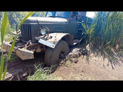 Видео: Эвакуация нашего LAND ROVER из болота с помощью легендарного грузовика!!!