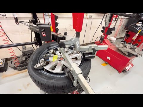 Видео: Шиномонтажный станок Hunter с системой прессования бортов и датчиками TPMS