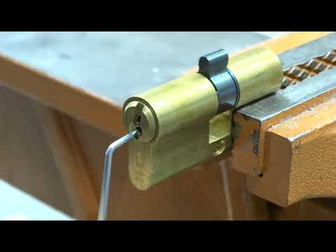 Видео: инструмент ручной работы для вскрытия английских замков сайт: https://medvejatnik.kiev.ua