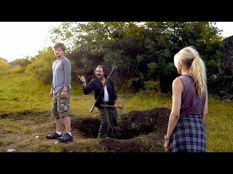 Видео: Пока парень стоял на мине, прохожий мужик решил сыграть с его девушкой в жестокую игру