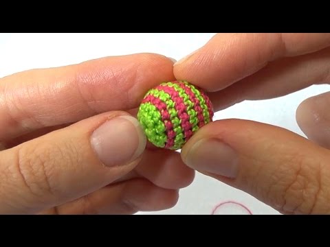 Видео: Как обвязать бусину в 2 цвета. Часть 3 "Полосочки" (МК №2) // Crochet Beads 2 Colors Part 3