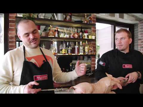 Видео: Готовим молочного поросенка на вертеле Summit S-670 GBS