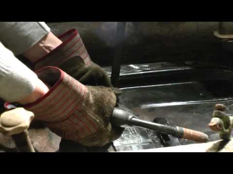 Видео: Классический VW Beetle Bugs Как восстановить ремонт поддона пола аккумуляторной батареи