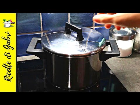 Видео: Никогда не ела так мягко! Если приготовить его таким образом, он просто тает во рту! - Рецепты Габри