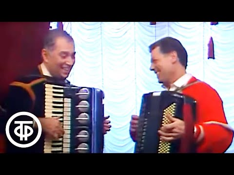 Видео: Попурри на темы популярных советских песен. Играют Георгий Мовсесян и Валерий Ковтун.