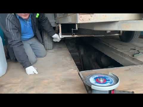 Видео: Доработка прицепа. Замена проводки прицепа. Установка запасного колеса на прицеп.