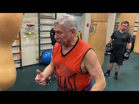 Видео: Как правильно «закрывать» кулак при ударе