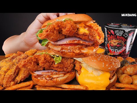 Видео: бургер и жареный цыпленок, острая лапша BURGERS CHICKEN GHOST PEPPER NOODLES EATING ASMR MUKBANG
