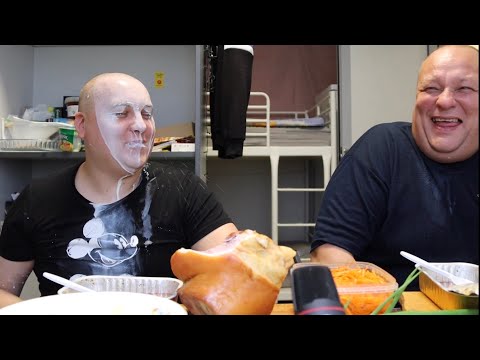 Видео: TABASCO HABANERO SAUCE под РУЛЬКУ КОПЧЁНУЮ/ Мега острый мукбанг