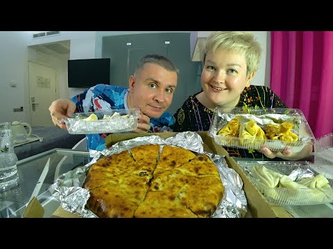 Видео: Мукбанг ОБЖИРАЕМСЯ хинкали на ужин в СОЧИ! Заказали ОГРОМНЫЙ мясной пирог в НОМЕР в отель в Адлере