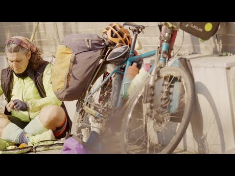 Видео: Юэ Мэйгуй: Американка, покоряющая Китай на двух колесах