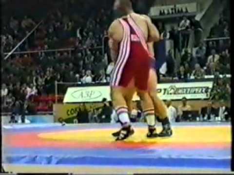 Видео: 130 кг. А. Карелин - М. Дик-Бардош (Москва 2000)