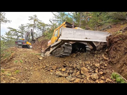 Видео: Как срезать склон бульдозером CAT D7g — Как расширить дорогу? #гусеница #бульдозер