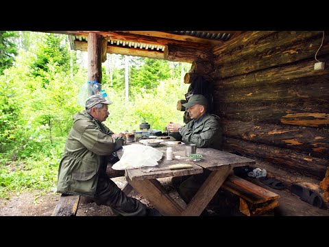 Видео: 2 ДНЯ НА ОЗЕРЕ. УКРЫЛИСЬ ОТ ШТОРМА В ИЗБЕ. В МУТНОМ РУЧЬЕ ПОЛНО РЫБЫ!