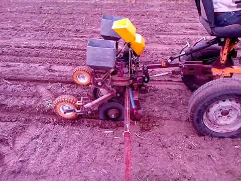 Видео: Посев кукурузы 2 рядной сеялкой с внесением удобрений