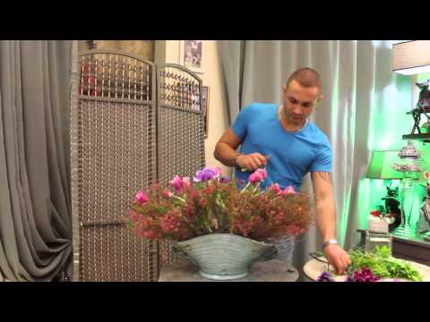 Видео: Урок флористики: композиция для гостиной