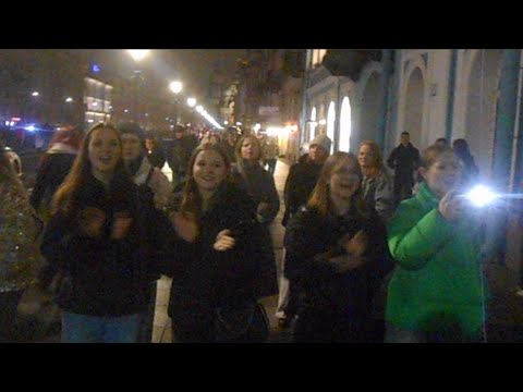 Видео: Уличные музыканты Питер Дима, Лера NotBerry и Алиса на Невском 25 октября ч1 - Чудо